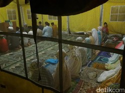Warga Margaasih Bandung Terpaksa Tarawih di Tenda