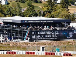 Ucapan Selamat Ulang Tahun dari BMW M untuk Mercedes-AMG