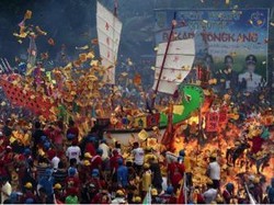 Yuk Saksikan Ritual Bakar Perahu di Riau