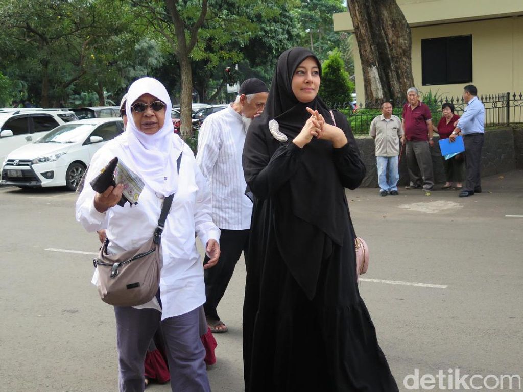 Merasa Tertekan, Putri Aisyah Sakit di Dada dan Sempat Tak Bisa Bangun Merasa Tertekan, Putri Aisyah Sakit di Dada dan Sempat Tak Bisa Bangun
