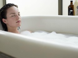 Asyiknya Berendam dengan Air Mandi Beraroma Pizza!