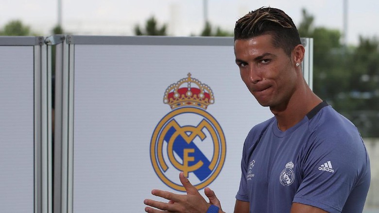 Cristiano Ronaldo di Bawah Drake, JK Rowling, Beyonce, dan Sean Combs Cristiano Ronaldo di Bawah Drake, JK Rowling, Beyonce, dan Sean Combs