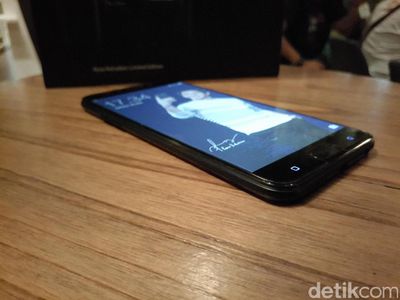 Oppo F3 Edisi Reza Rahadian Tampil Macho