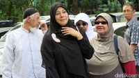 Serba Hitam, Putri Aisyah Aminah Sambangi Polda Metro Jaya