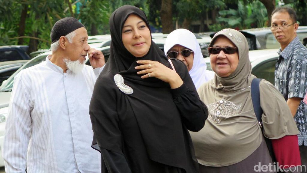 Serba Hitam, Putri Aisyah Aminah Sambangi Polda Metro Jaya Serba Hitam, Putri Aisyah Aminah Sambangi Polda Metro Jaya