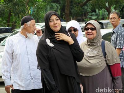 Serba Hitam, Putri Aisyah Aminah Sambangi Polda Metro Jaya