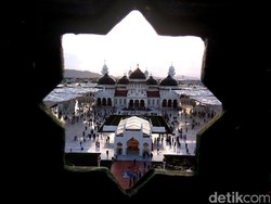 Salat di Masjid di Aceh Tetap Digelar, Jemaah Diminta Bawa Sajadah Sendiri