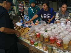 Jualan Takjil Dadakan, Bisnis Menggiurkan Para Ibu Rumah Tangga