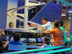 Restoran Canggih di Abu Dhabi, Pelayannya Roller Coaster