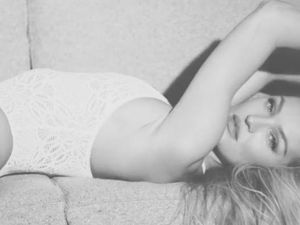 7 Bulan Pasca Melahirkan, Candice Swanepoel Kembali ke Victorias Secret