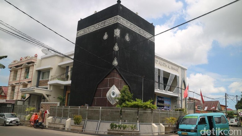 Masjid Berbentuk Kakbah Ada di Makassar