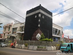 Masjid Berbentuk Kakbah Ada di Makassar