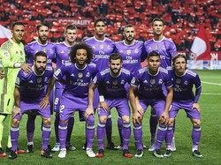 Si Nyonya Tua Pakai Hitam-Putih, Si Putih Pakai Ungu