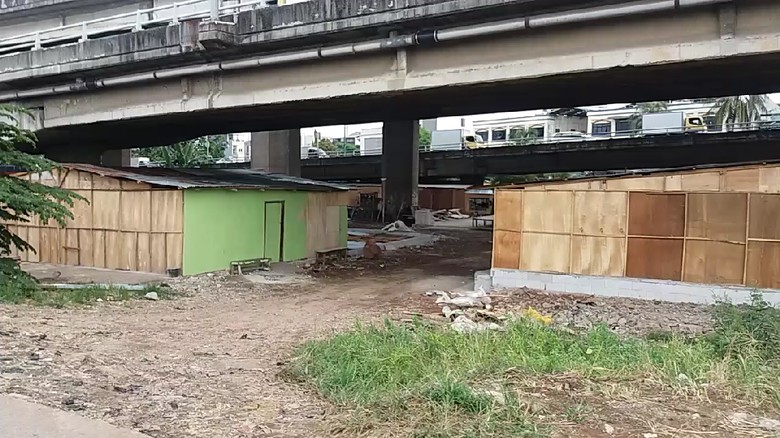 Geliat Warung-warung Bir di Kolong Tol Kalijodo