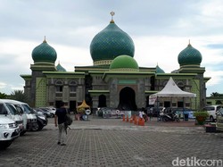 Hafiz dari Palestina dan Mahasiswa Pimpin Tarawih di Masjid Pekanbaru