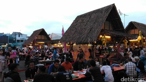 Ngabuburit di Festival Kuliner Kampung Sunda di La Piazza