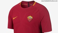 Kostum kandang Roma untuk musim 2017/2018 masih mempertahankan warna merah khas Giallorossi dengan sedikit corak kuning di bagian kerah dan hitam di bagian samping. Perbedaan yang paling mencolok adalah warna kaus kaki, yaitu hitam. (Foto: footballshirtculture.com)