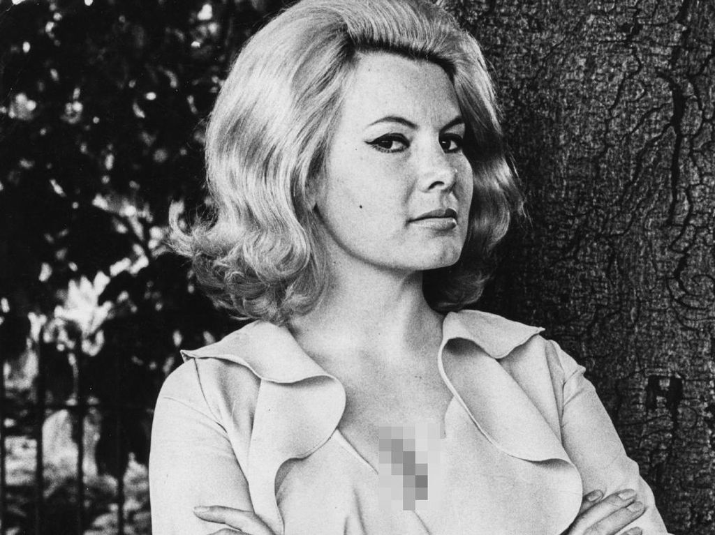 Bond Girl Pertama yang Berani Tampil Polos Meninggal di Usia 75 Tahun Bond Girl Pertama yang Berani Tampil Polos Meninggal di Usia 75 Tahun
