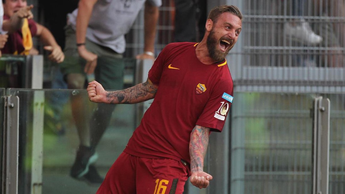 Daniele De Rossi saat merayakan gol ke gawang Genoa, yang membantu AS Roma finis kedua di Serie A 2016/2017 (Foto: Getty Images/Paolo Bruno)