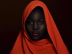 Foto: Ini Nyakim Gatwech, Model yang Viral karena Kulitnya Hitam Legam