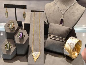 So Sweet! Pria Nabung Uang Koin 2 Tahun Demi Beli Kado Perhiasan untuk Istri