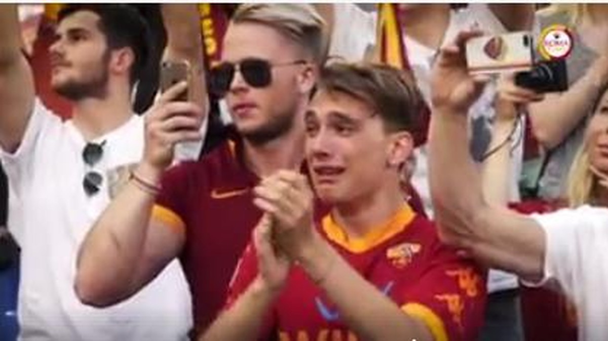 Fans Menangis Melepas Kepergian Totti (Foto: Screenshot Facebook)