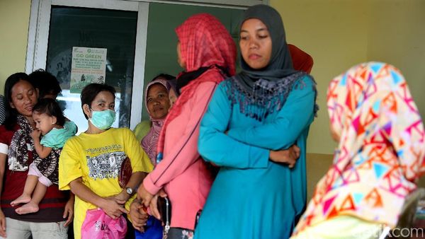 Warga Serbu Sembako Murah di Pasar Kramat Jati