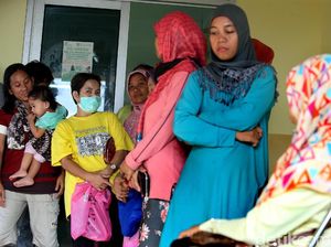 Warga Serbu Sembako Murah di Pasar Kramat Jati