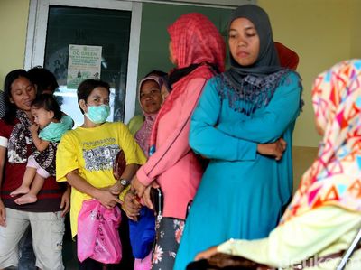 Warga Serbu Sembako Murah di Pasar Kramat Jati