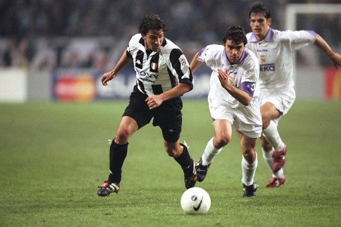 Juventus vs Real Madrid final liga champions 1997/1998 20 May 1998: Alessandro del Piero of Juventus shadows Manuel Sanchis of Real Madrid during the Champions League final at the Amsterdam Arena in Holland. Real Madrid won the match 1-0. \ Mandatory Credit: Clive Brunskill/Allsport