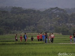 Ngabuburit Sederhana ala Warga Paseh Bandung: Nongkrong di Sawah