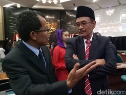 Tinggalkan Paripurna Pemberhentian Ahok, Djarot Diam Seribu Bahasa