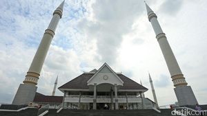 Percampuran Gaya Arsitektur di Masjid Raya KH Hasyim Asyari