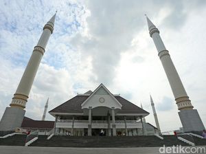 Percampuran Gaya Arsitektur di Masjid Raya KH Hasyim Asyari