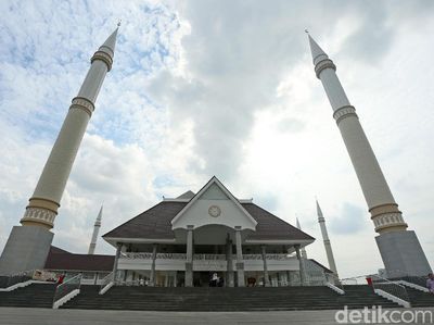 Percampuran Gaya Arsitektur di Masjid Raya KH Hasyim Asyari