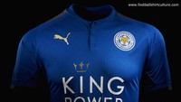Kostum kandang Leicester City yang baru hanya mempunyai perubahan minor dari musim lalu. Yang pertama warna tulisan sponsor yang berubah dari putih menjadi emas serta perubahan desain kerah. (Foto: footballshirtculture.com)
