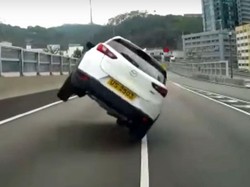 Mazda CX-3 Ini Disetir dengan Dua Roda di Jalan Raya