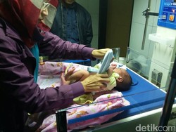 Bayi Merah Ditemukan di Teras Warga dengan Surat Wasiat Ortunya