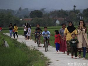 Susur Jalan Coran, Cara Warga Paseh Bandung Menunggu Buka Puasa