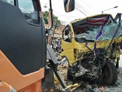 Truk Pengangkut Tanah dan Galon Ringsek setelah Tabrakan di Serang