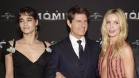 Tom Cruise Dikelilingi Wanita Cantik di Premiere The Mummy