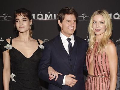 Tom Cruise Dikelilingi Wanita Cantik di Premiere The Mummy