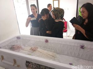 Suasana Duka Saat Yana Zein Meninggal Dunia Suasana Duka Saat Yana Zein Meninggal Dunia