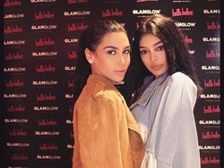 Mirip Kim Kardashian & Kylie Jenner, 2 Wanita Ini Sering Dimintai Foto Bareng