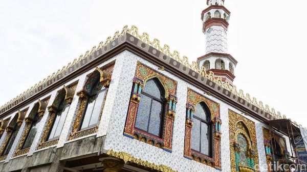 Ukiran Tangan di Masjid Tarbiyatul Falah