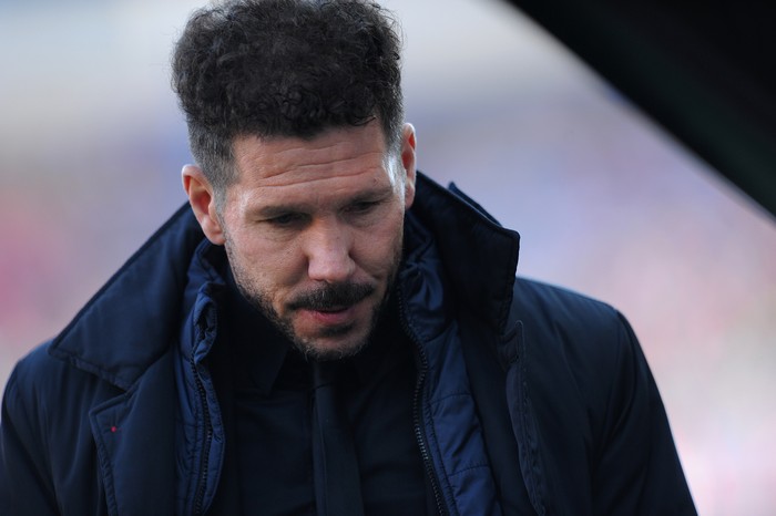 Simeone MADRID, SPAIN - FEBRUARY 26: Head coach Diego Simeone of Club Atletico de Madrid looks on before the start of the La Liga match between Club Atletico de Madrid and FC Barcelona at Vicente Calderon Stadium on February 26, 2017 in Madrid, Spain. (Photo by Denis Doyle/Getty Images)