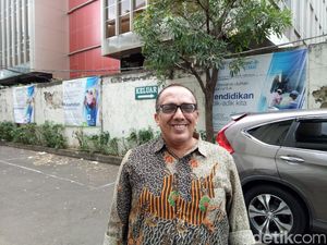 PA 212 Protes Penangkapan Sekjen: Dia Dipepet 5 Mobil di Depan Istri-Anak PA 212 Protes Penangkapan Sekjen: Dia Dipepet 5 Mobil di Depan Istri-Anak