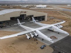 Pendiri Microsoft Pamerkan Pesawat Terbesar Sejagat