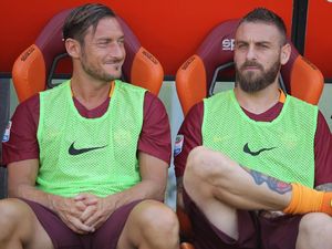 De Rossi Latih Roma, Begini Reaksi Totti