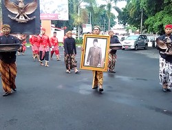 Warga Blitar Hadiri Grebeg Pancasila dan Ziarah ke Makam Sukarno